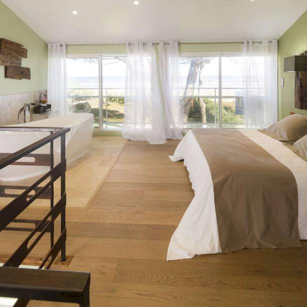 Schlafzimmer im Hotel La Lagune mit Badewanne und Meerblick.