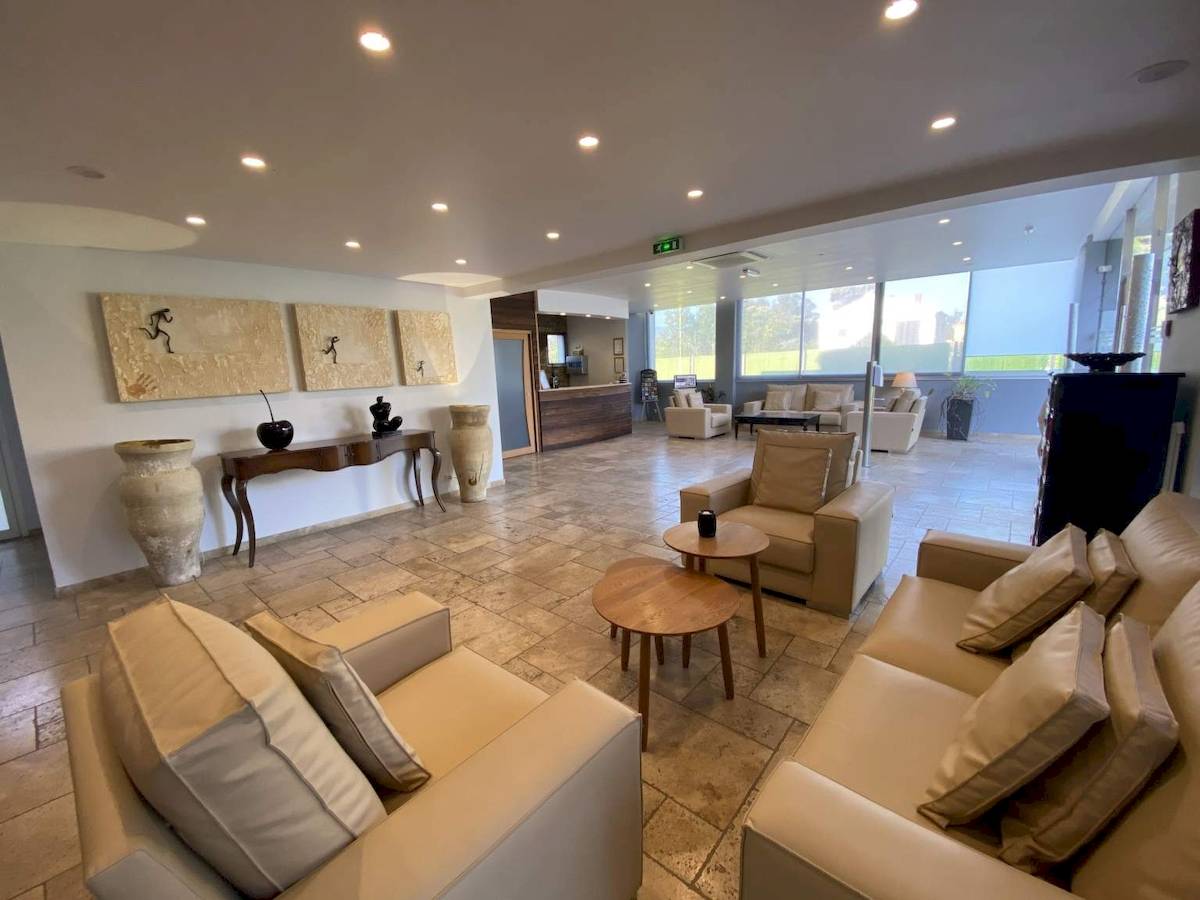 Lobby des La Lagune Hotels mit weißen Möbeln und dekorativen Vasen