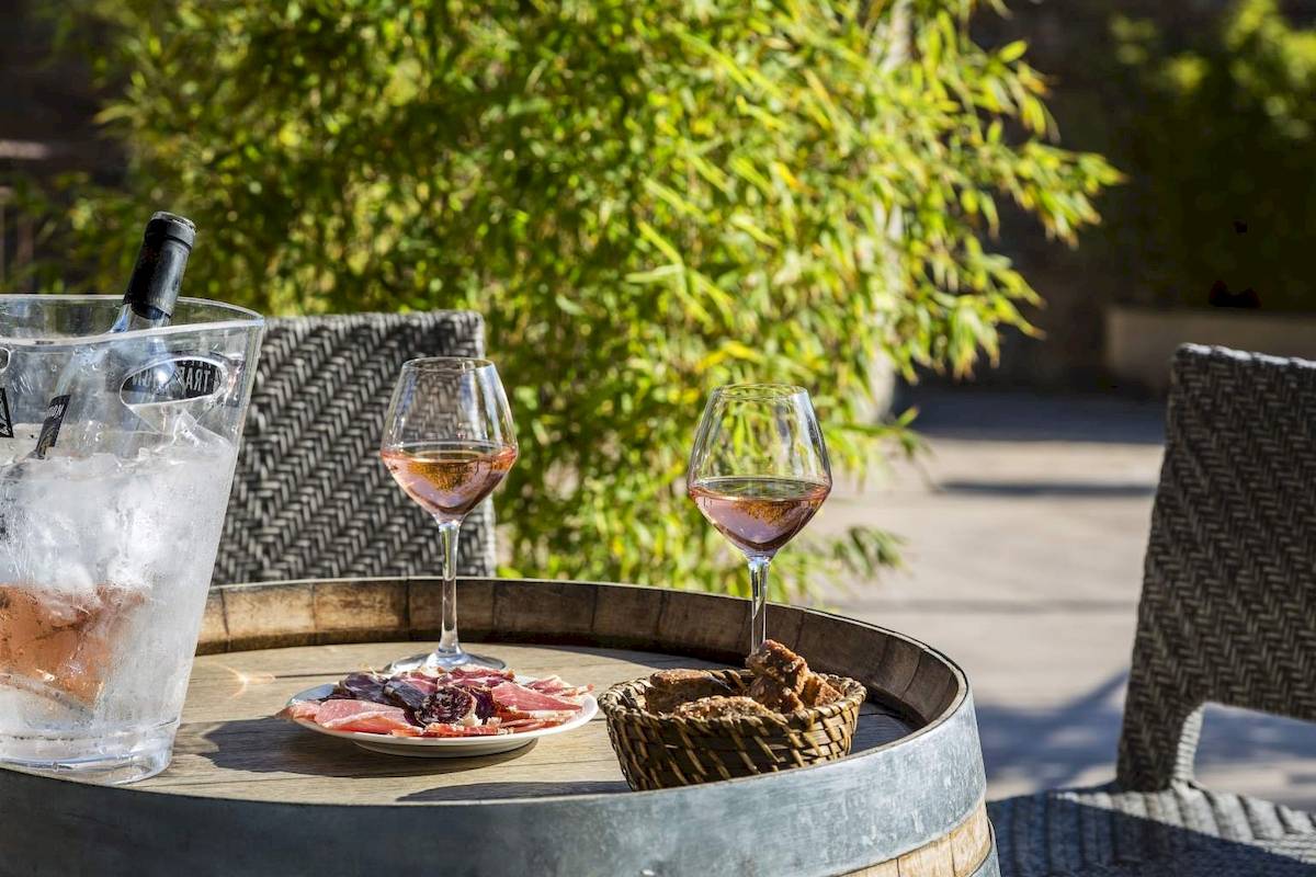 La Lagune Getränke auf einem Tisch mit Wein und Snacks