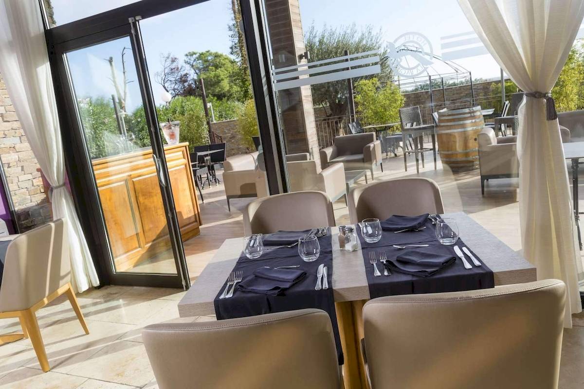 Innenansicht des Restaurants des La Lagune Hotels mit gedeckten Tischen und Stühlen.
