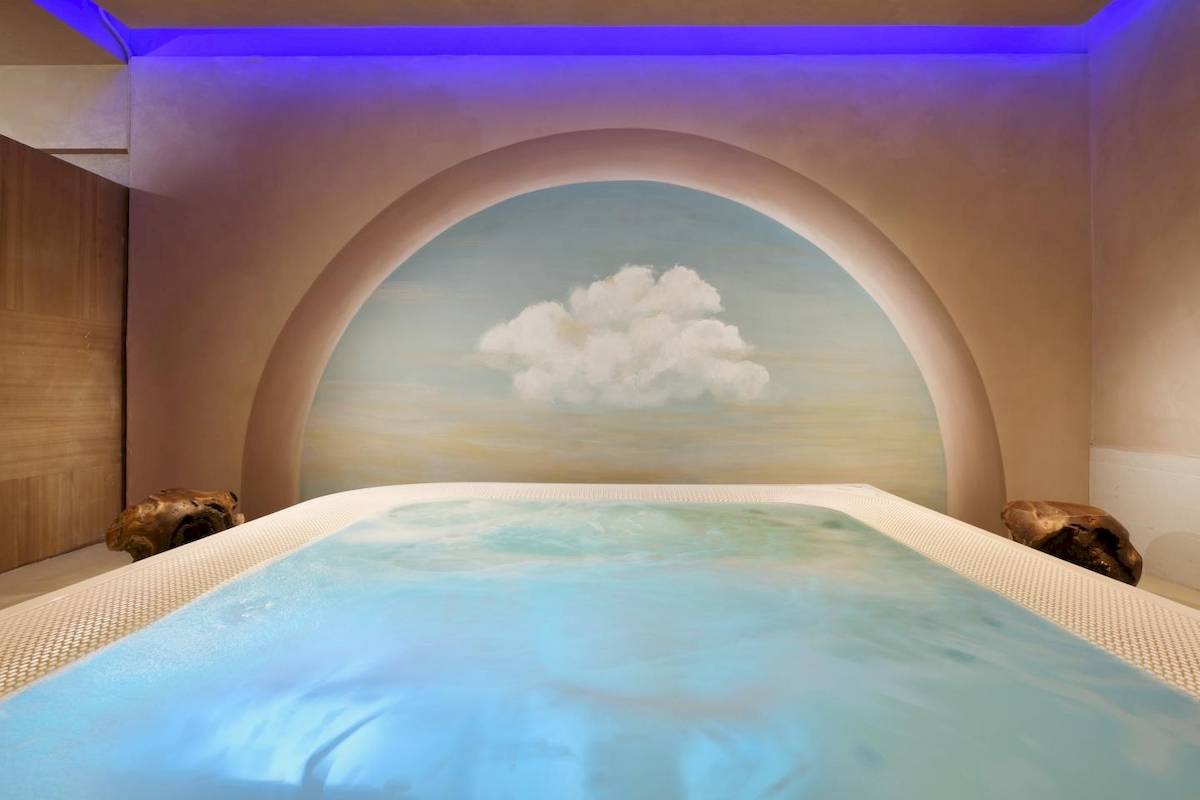 Jacuzzi-Raum im Leon's Place Hotel mit beleuchteter Decke und Wandmalerei