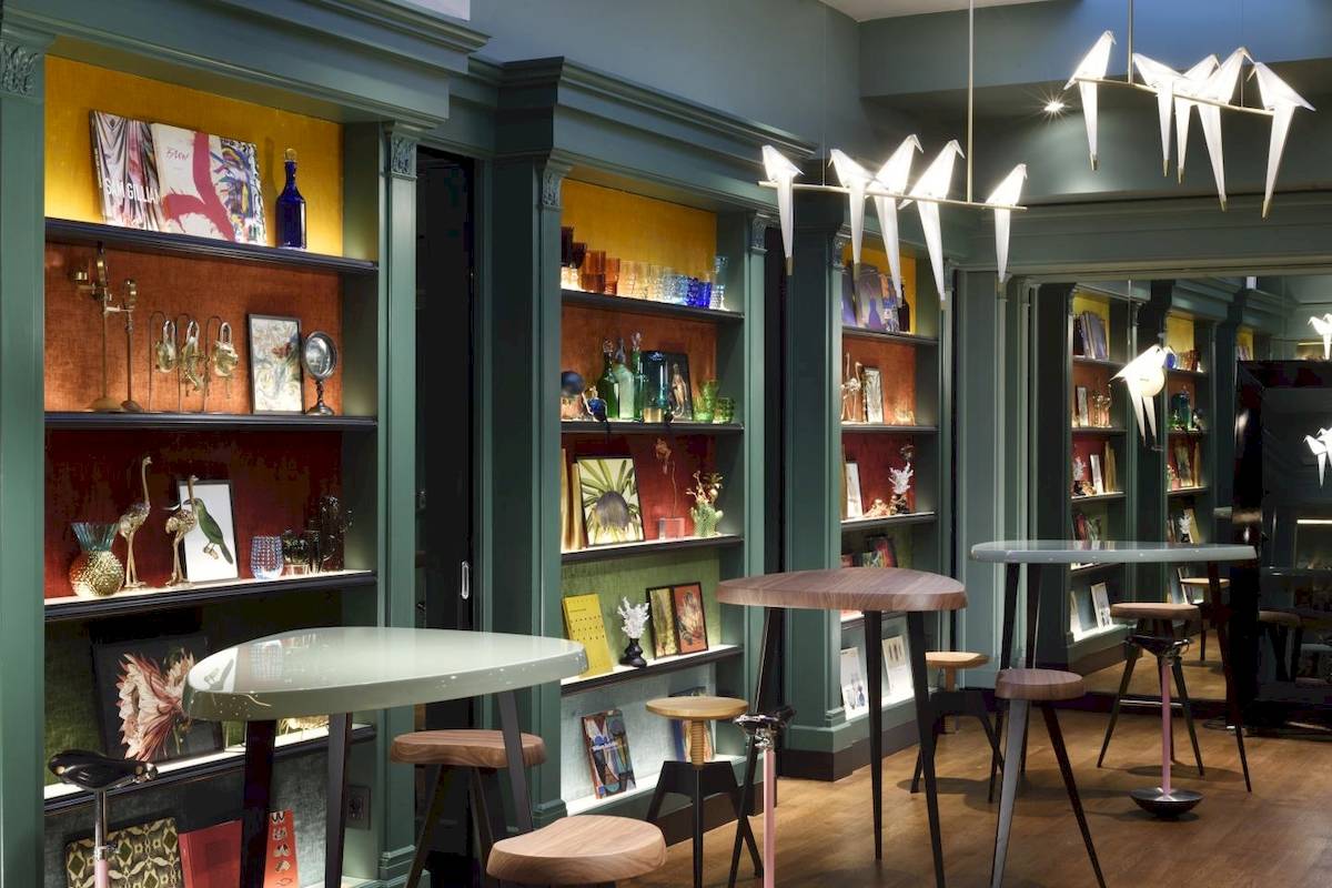 Innenbereich des Leon's Place Hotels mit Tisch, St�ühlen, Regalen und Dekoartikeln