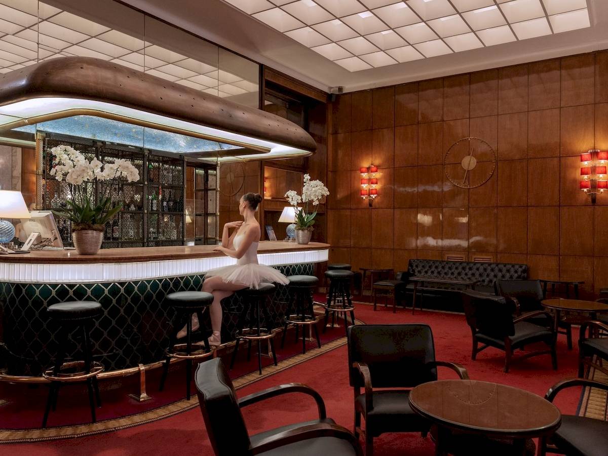Ballerina sitzt an der Bar im Bettoja Hotel Mediterraneo