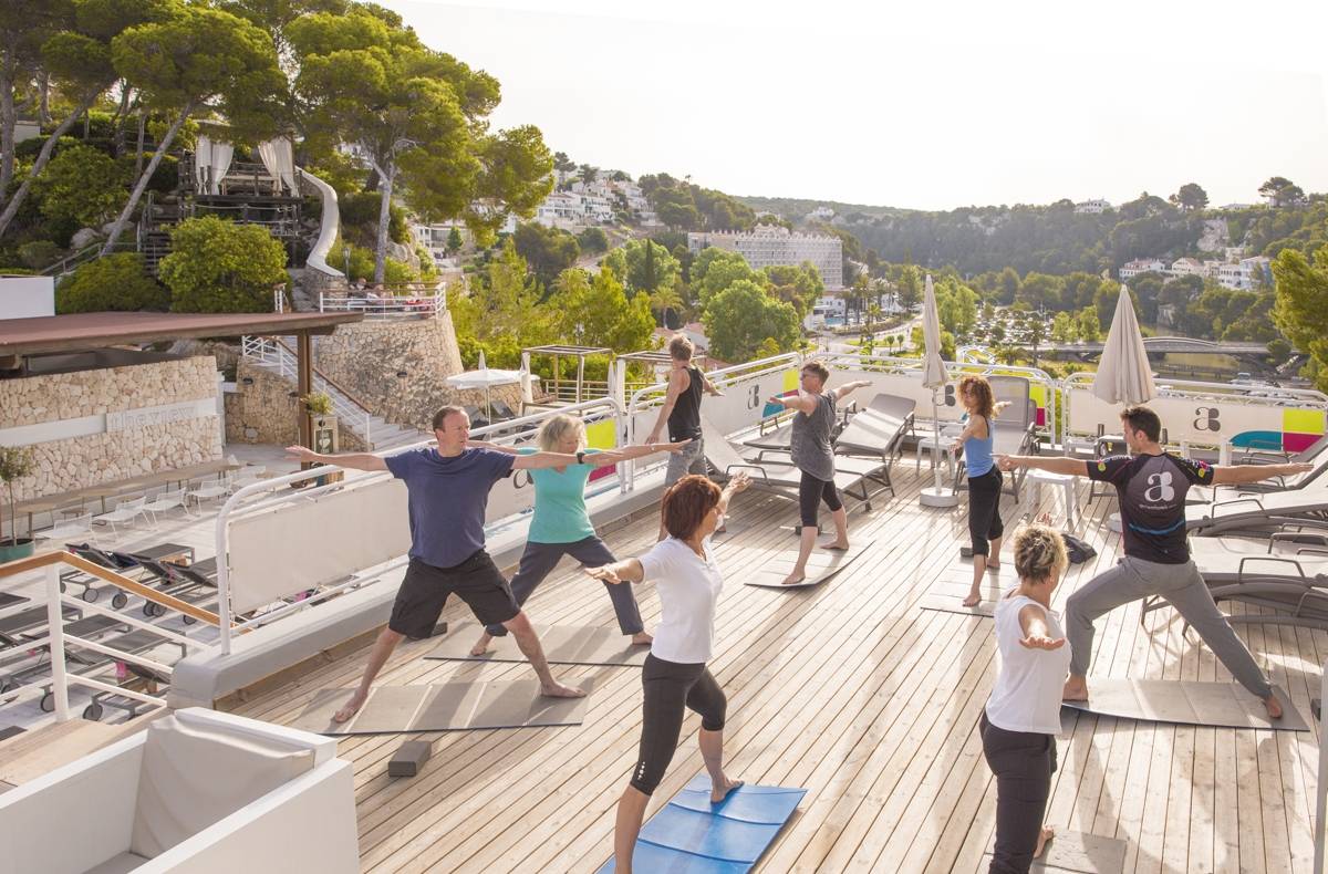 Yoga Kurs auf der Dachterrasse des ARTIEM Audax Hotels mit Teilnehmern und Blick auf die Landschaft