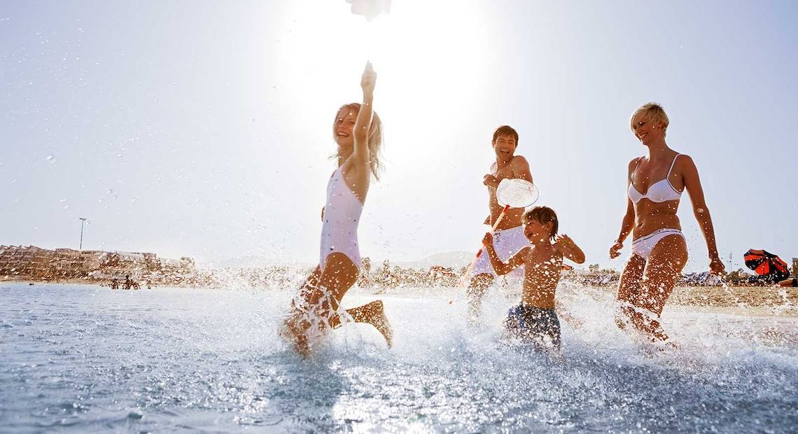 Familie am Strand im Barcelo Fuerteventura Castillo Hotel, spielend im Wasser