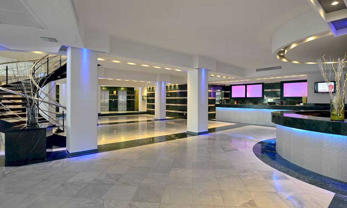 Das elegante Foyer des Sol Milanos Pinguinos Hotels mit Marmorboden und moderner Beleuchtung.