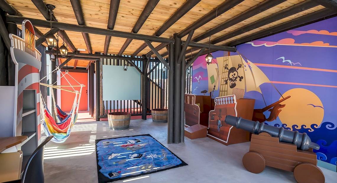 Innenbereich eines Piraten-Thema Zimmers im Barcelo Fuerteventura Castillo mit Hängematten, Piratenschiff Wandmalerei und Spielzeug Kanonen.