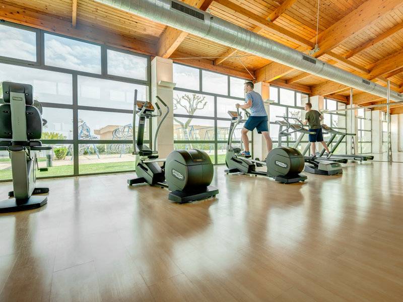 Fitnessraum im Punta Prima Resort & Spa mit Laufbändern und Fenstern