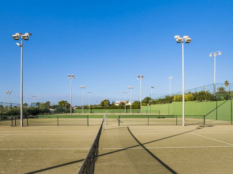 Tennisplatz im Punta Prima Resort & Spa mit leeren Feldern und Sonnenschein