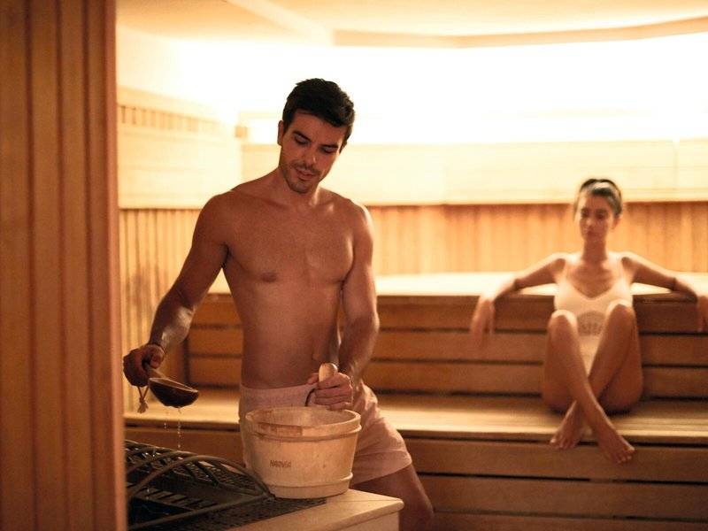 Mann und Frau in einer Sauna des Punta Prima Resort & Spa