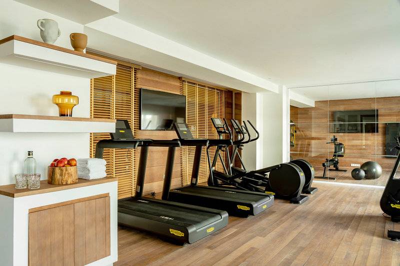 Fitnessraum im Villa Le Blanc Gran Melia Hotel mit drei Laufbändern und anderen Trainingsgeräten.