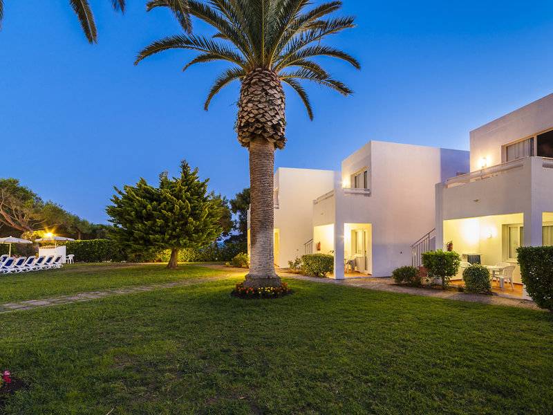 Außenbereich des Globales Lord Nelson Hotels mit grünem Rasen, Palme und weißen Gebäuden