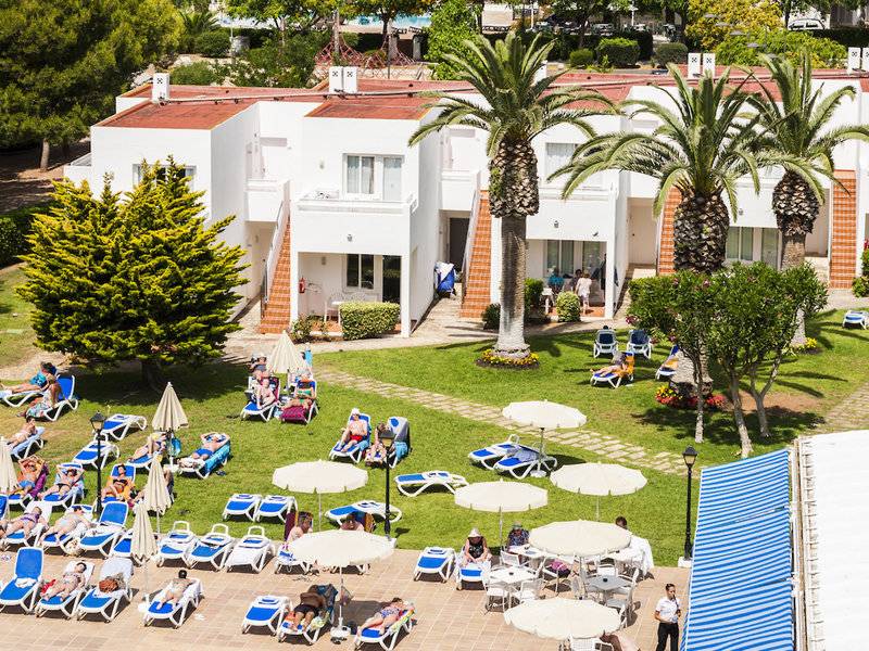 Luftaufnahme des Globales Lord Nelson Hotels mit Gästebereich und Sonnenliegen auf der Terrasse.