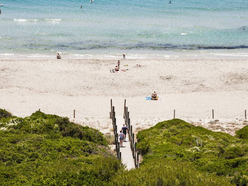 Aussicht auf den Strand des Globales Lord Nelson Hotels mit Menschen und Dünen.
