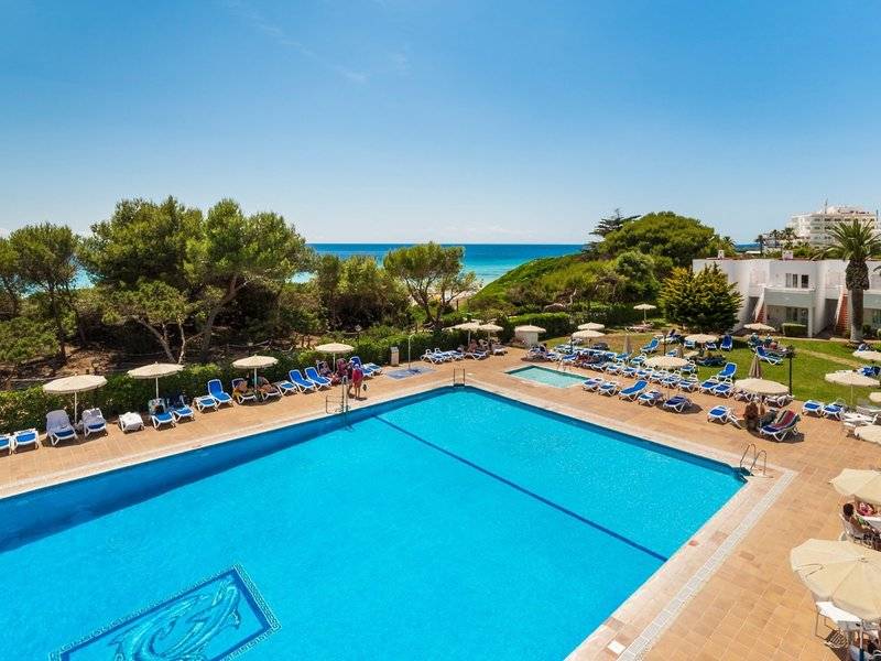 Außenbereich des Globales Lord Nelson Hotels mit Swimmingpool und Sonnenliegen