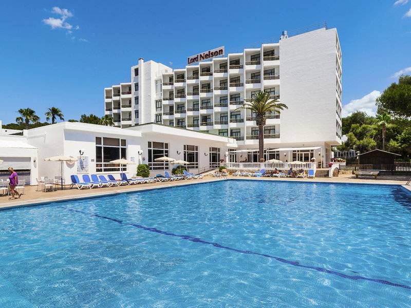 Außenbereich des Lord Nelson Hotels mit großem Pool und Sonnenliegen.