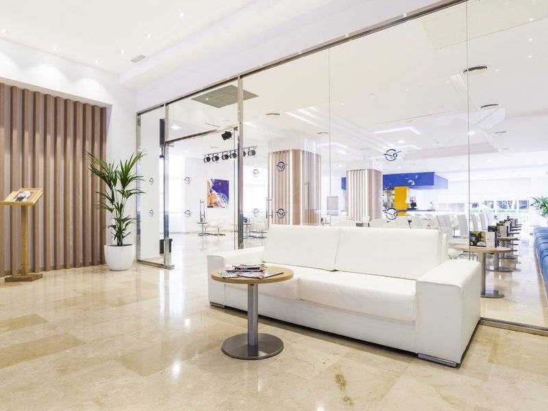Lobby des Globales Lord Nelson Hotels mit weißem Sofa und Beistelltisch.