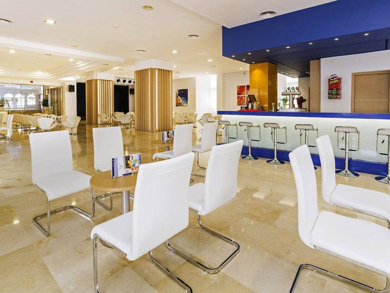 Lobby des Globales Lord Nelson Hotels mit weißen Stühlen und einer Theke