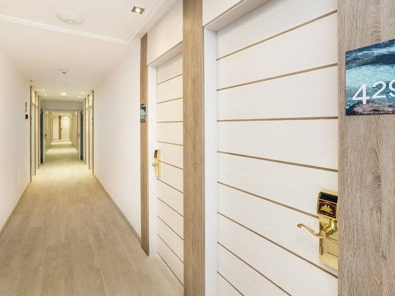 Flur des Hotels Globales Lord Nelson mit Zimmertüren und Nummernschild 429