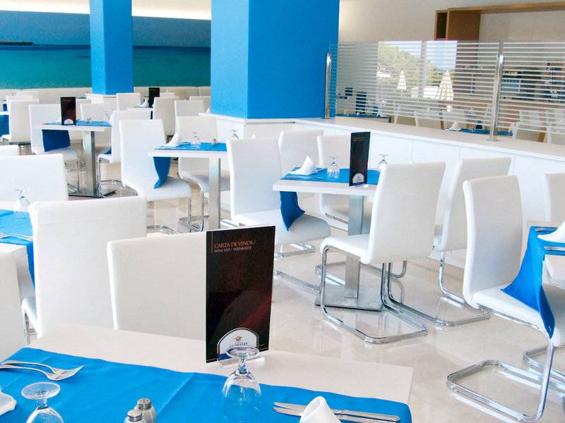 Innenansicht des Restaurants des Globales Lord Nelson Hotels mit blauen und weißen Tischdecken.