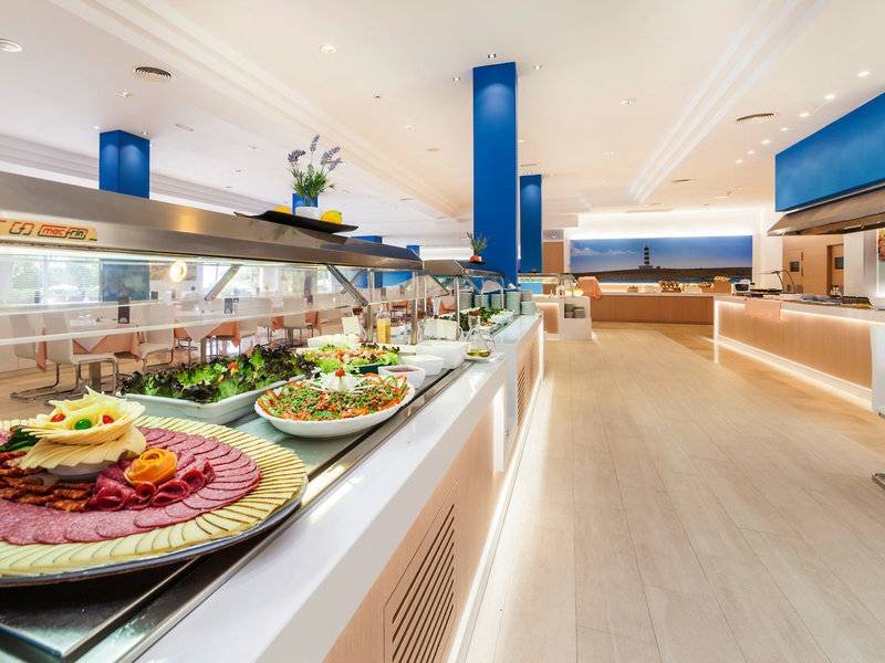 Buffetbereich im Globales Lord Nelson Hotel mit verschiedenen Speisen und hellem Interieur.