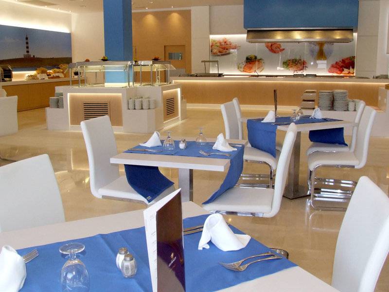Restaurantbereich des Globales Lord Nelson Hotels mit gedeckten Tischen und Buffet.