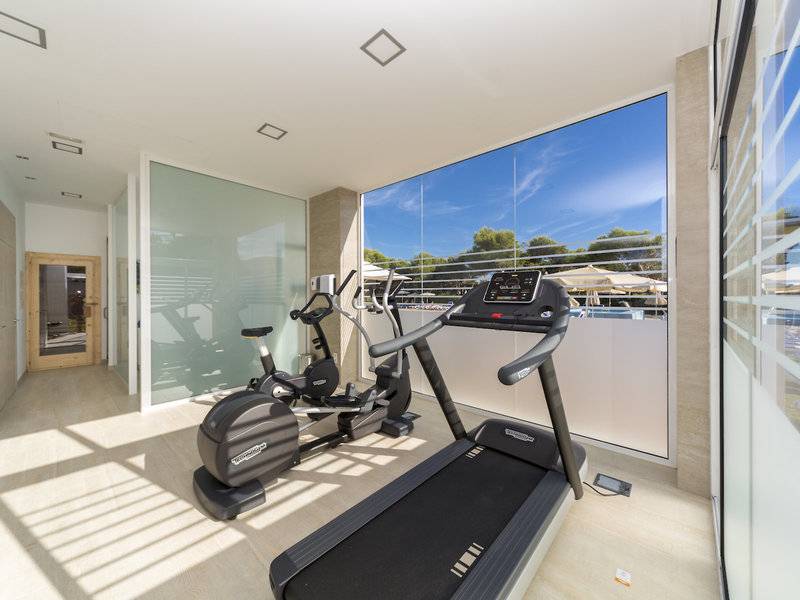 Fitnessbereich im Globales Lord Nelson Hotel mit Blick auf die Außenanlagen.