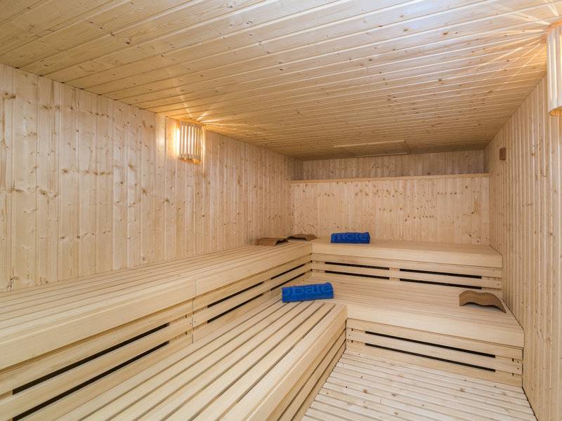 Innenansicht der Sauna im Globales Lord Nelson Hotel mit Holzwänden und Bänken