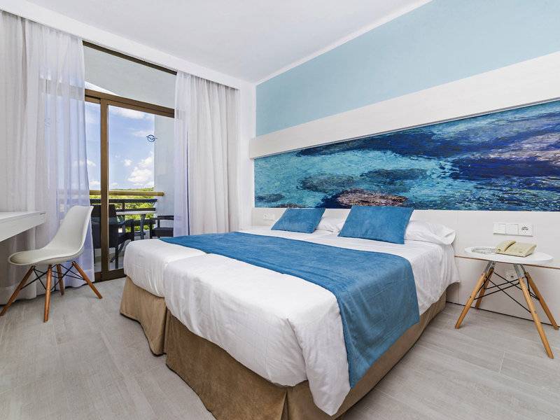 Doppelbett-Zimmer im Globales Lord Nelson Hotel mit Blick auf den Ozean