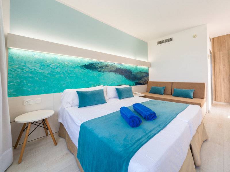 Hotelzimmer im Globales Lord Nelson mit großem Bett, blauem Dekor und Wandbild.