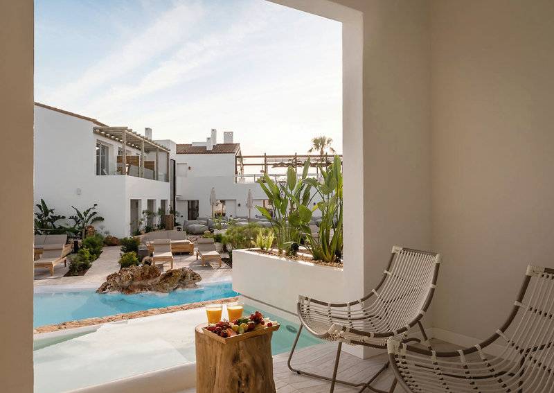 Balkonansicht des Lago Resort Menorca - Suites del Lago mit Swimmingpool und Obstteller.