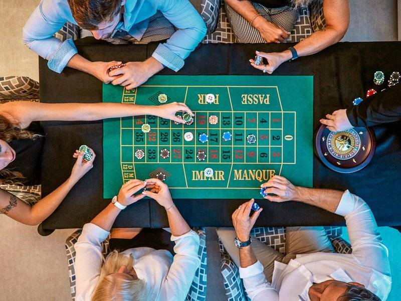 Gäste spielen Roulette im Hotel Victoria Menorca.