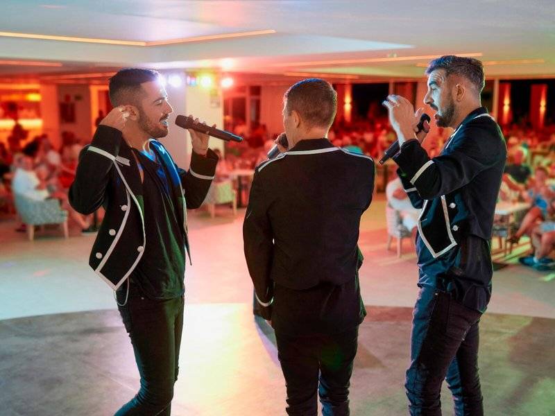 Drei Künstler führen eine Aufführung im Victoria Menorca Hotel durch.