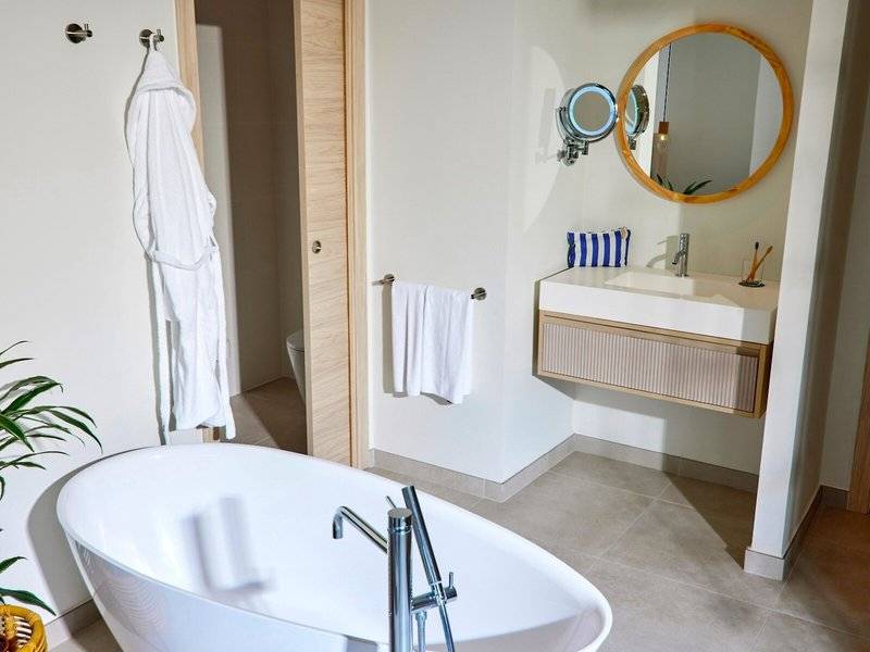 Victoria Menorca Hotel Badezimmer mit Badewanne, Spiegel und Waschbecken
