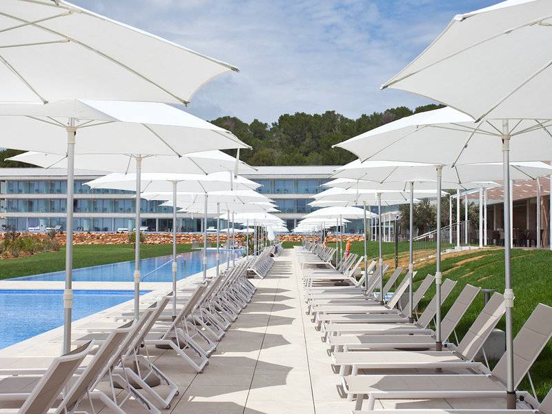 Poolbereich im Seth 55 Santo Tomás mit Sonnenschirmen und Liegestühlen.
