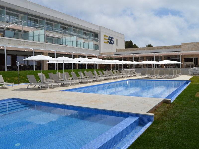 Außenpool mit Sonnenliegen und Sonnenschirmen vor dem Seth 55 Santo Tomás Hotel