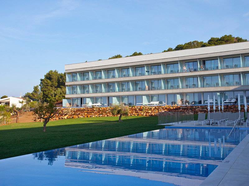 Außenansicht des Seth 55 Santo Tomás Hotels mit Swimmingpool und Sonnenliegen.