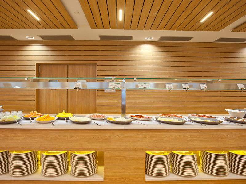 Frühstücksbuffet im Seth 55 Santo Tomás Hotel mit verschiedenen Speisen.