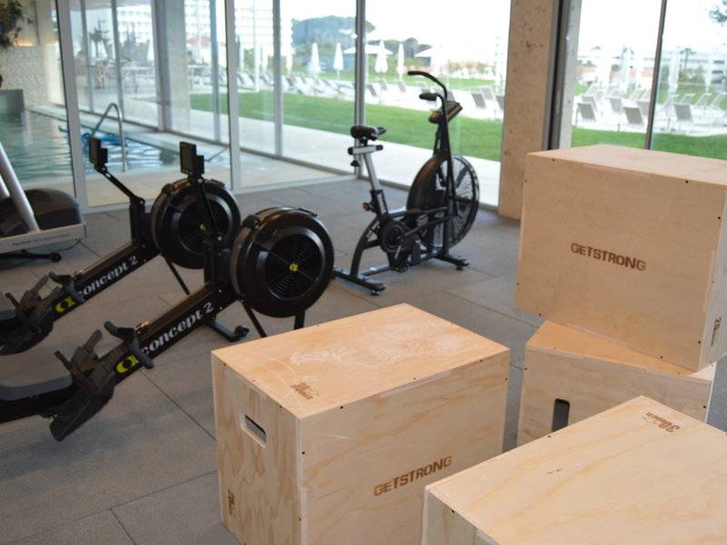 Fitnessraum im Seth 55 Santo Tomás Hotel mit Geräten und Holzboxen