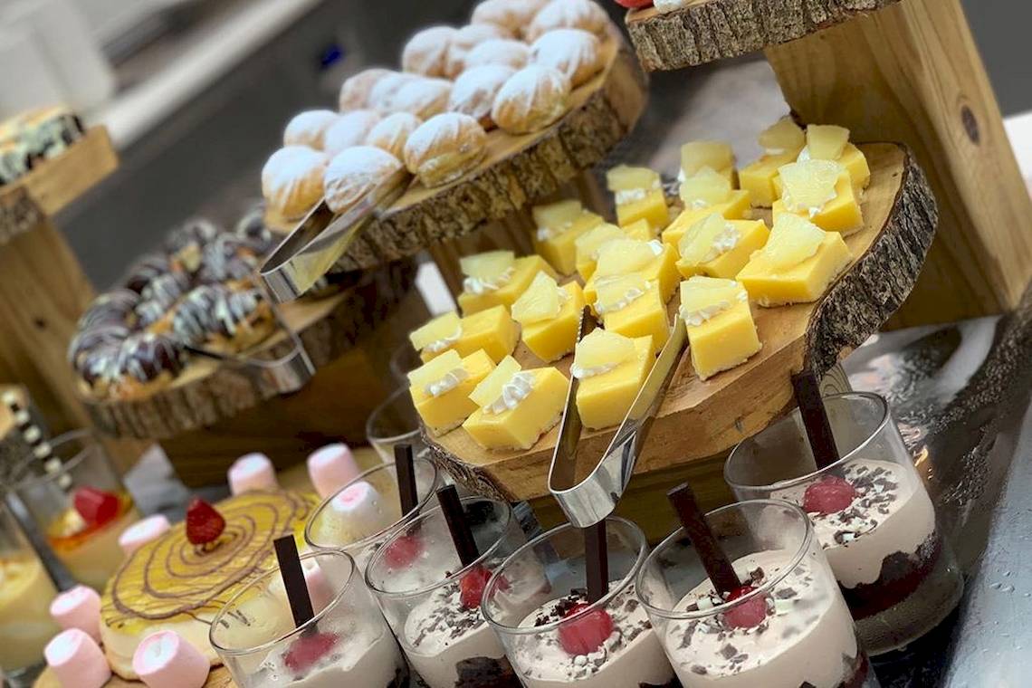 Übersicht über verschiedene Desserts im Senator Puerto Plata Spa Resort.