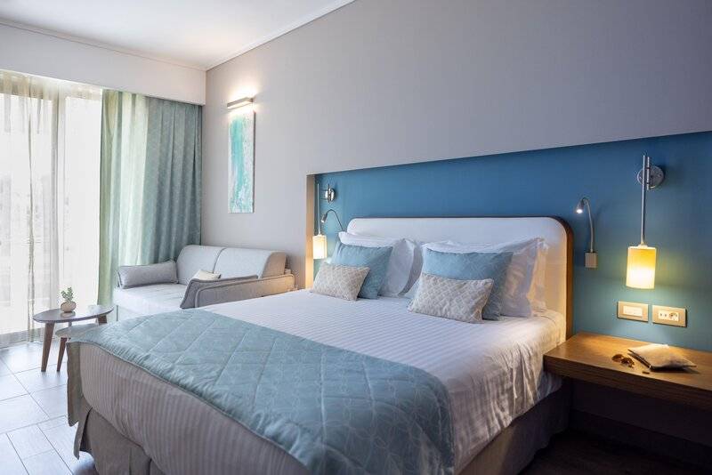 Hotelzimmer des Miraggio Thermal Spa Resorts mit einem Bett, Sofa und Blick auf die Stadt.