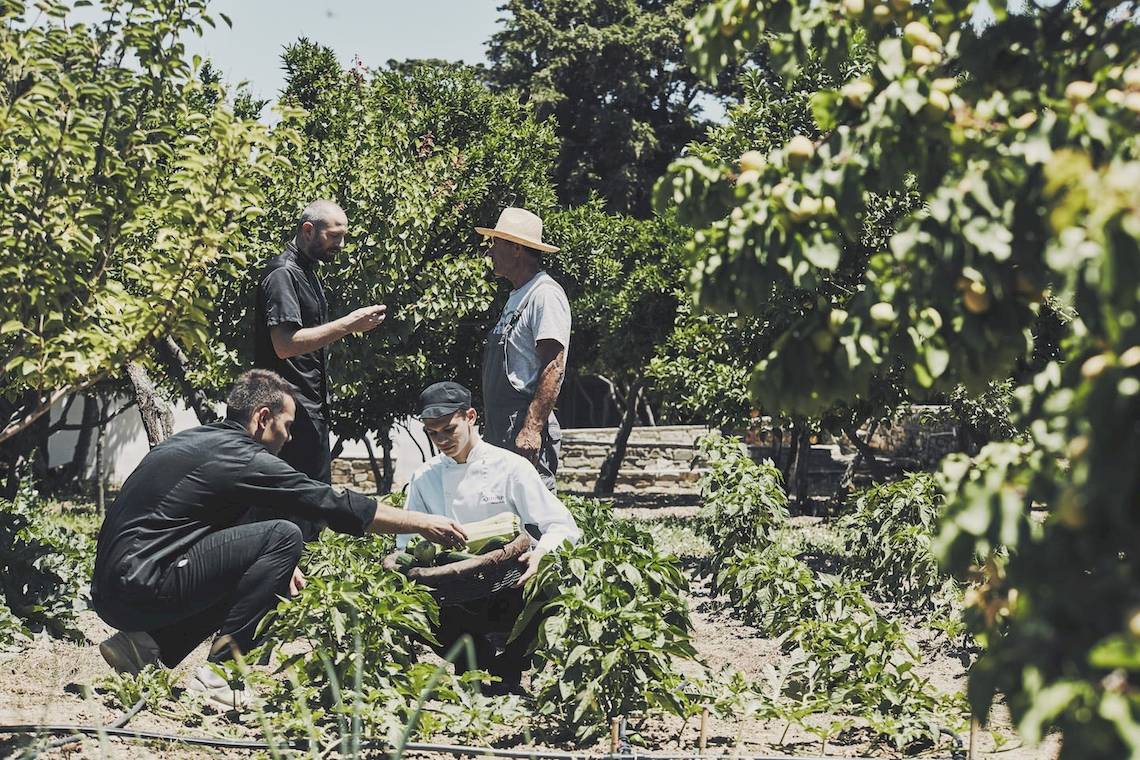 Arbeiter im Garten des Yria Island Boutique Hotel & Spa.