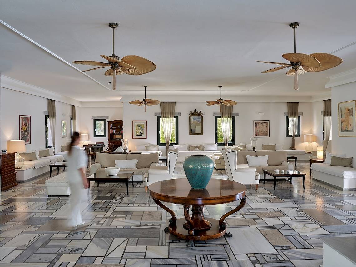 Innenansicht des Yria Island Boutique Hotel & Spa mit modernem Dekor, weiße Möbel und blauer Vase.