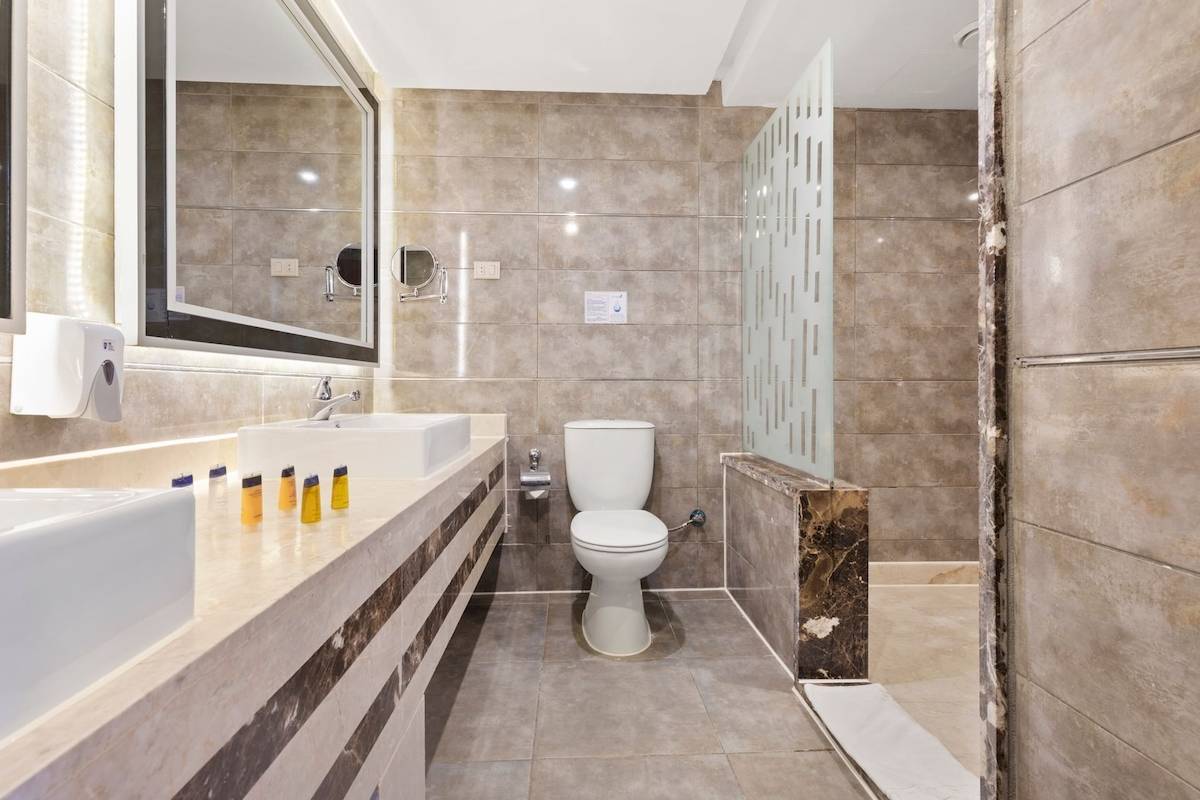 Badezimmer im Pickalbatros Aqua Park Resort in Hurghada mit Waschbecken, Toilette und Dusche.