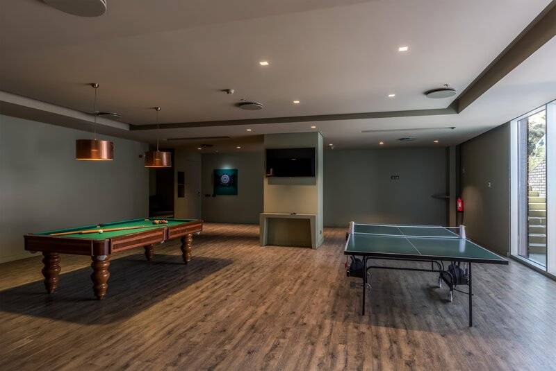 Spielzimmer im Saccharum Hotel mit Billardtisch und Tischtennisplatte