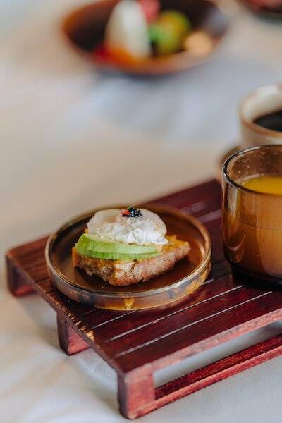 Frühstück im Saccharum Hotel mit Avocado-Toast und Kaffee.