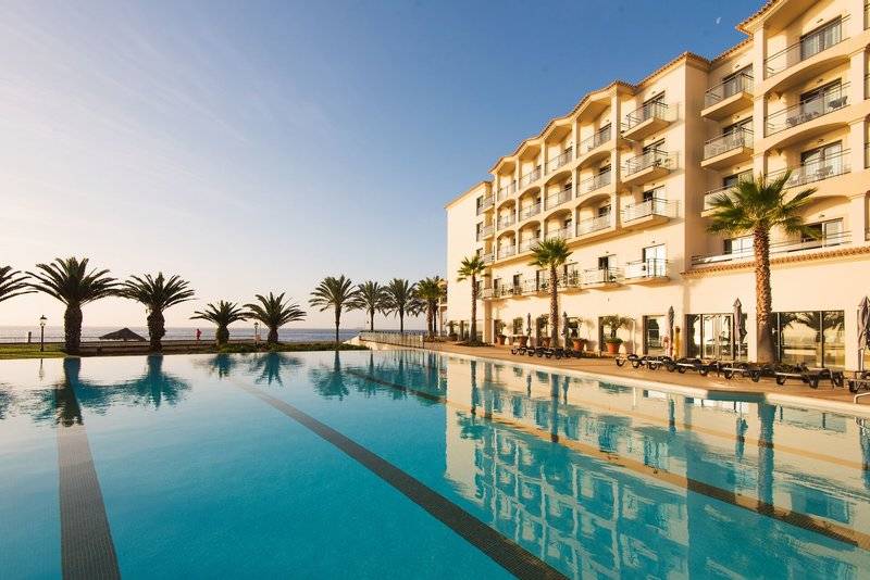 Außenpool und Hotel Vila Galé Santa Cruz am Strand