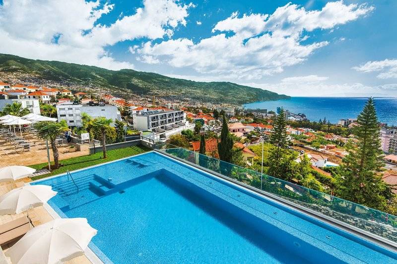 Aussicht auf den Pool und das Meer vom Madeira Panorâmico Hotel.