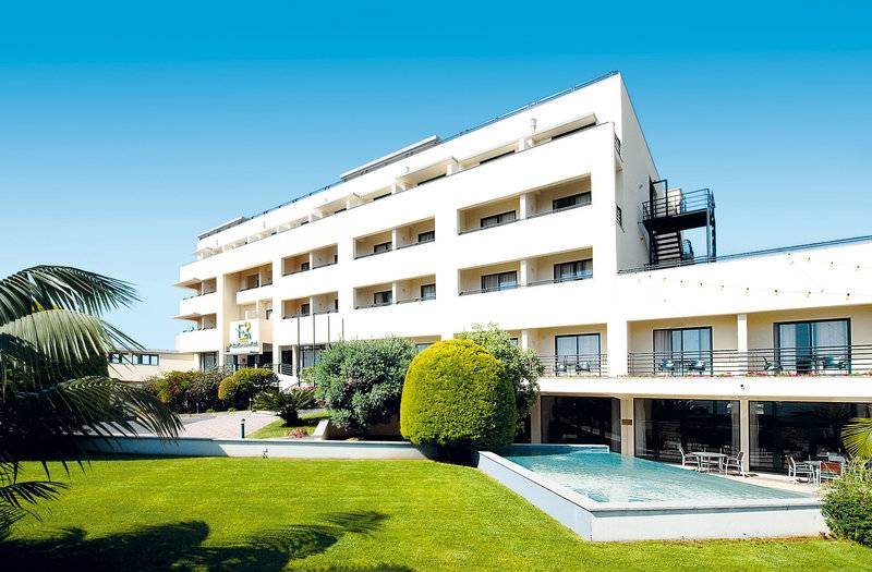 Außenansicht des Madeira Panorâmico Hotels mit Swimmingpool und Gartenanlage.