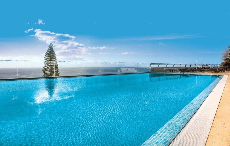 Außenpool des Madeira Panorâmico Hotels mit Panoramablick auf das Meer